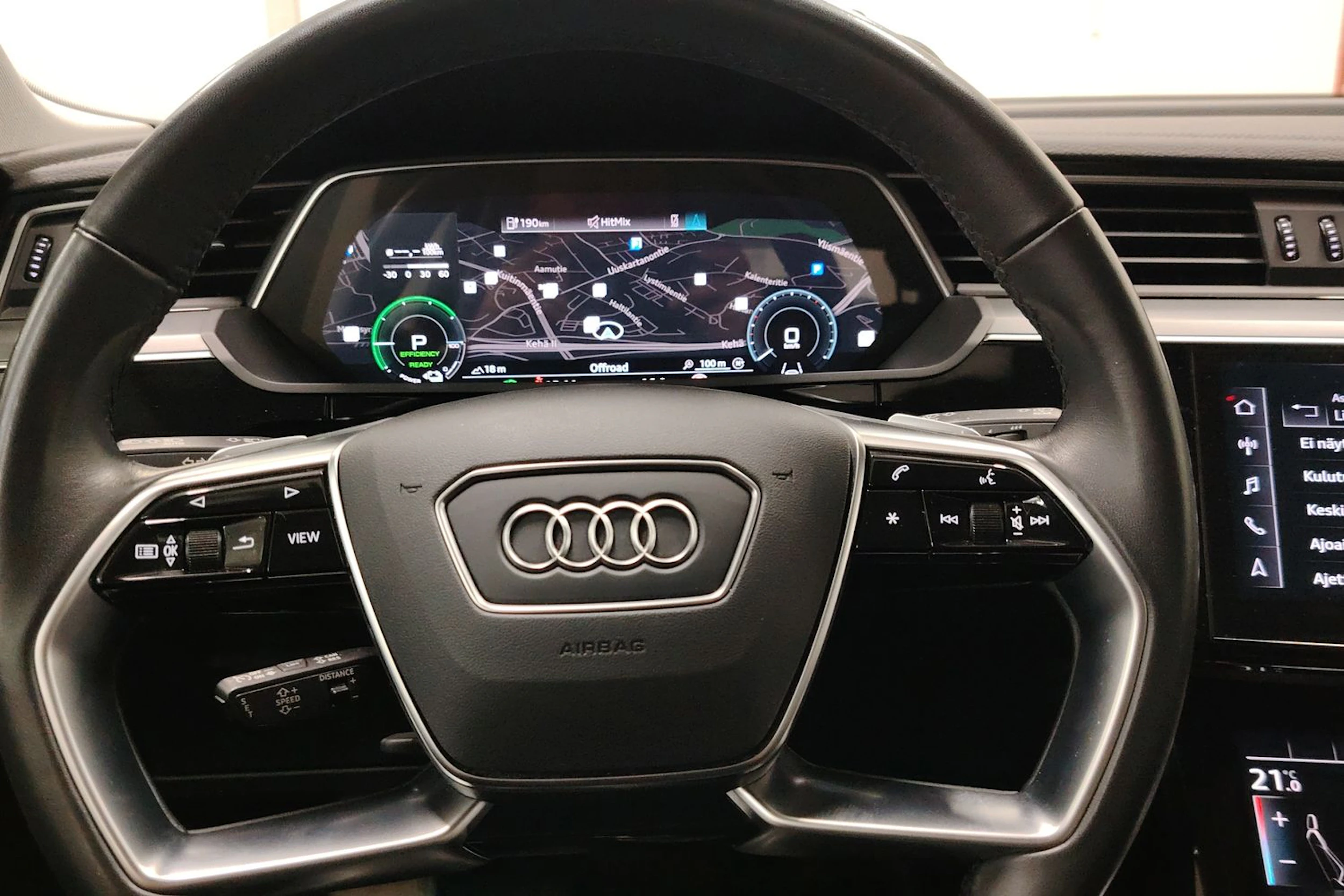 Harmaa Audi Q8 e-tron 2024 kuva 30.