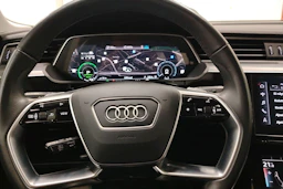 Harmaa Audi Q8 e-tron 2024 kuva 30.