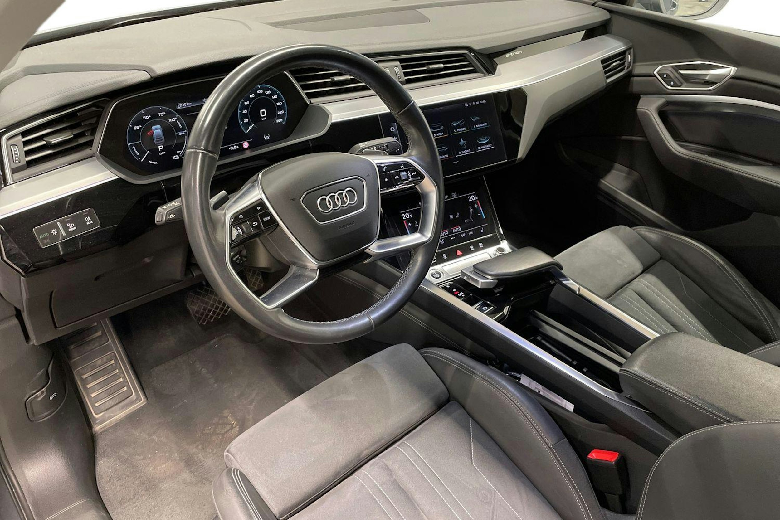 met. harmaa Audi Q8 e-tron 2024 kuva 7.