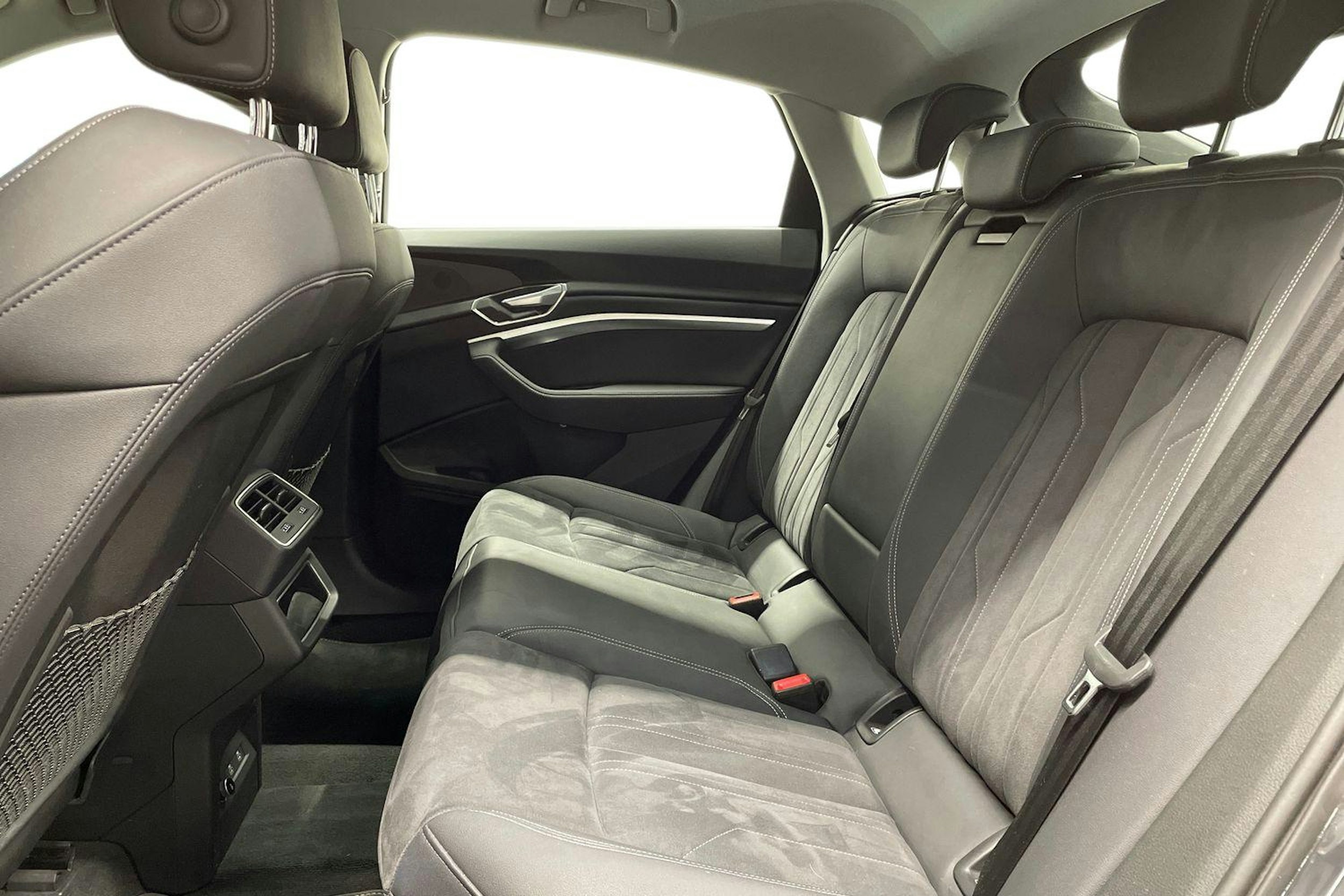 met. harmaa Audi Q8 e-tron 2024 kuva 10.