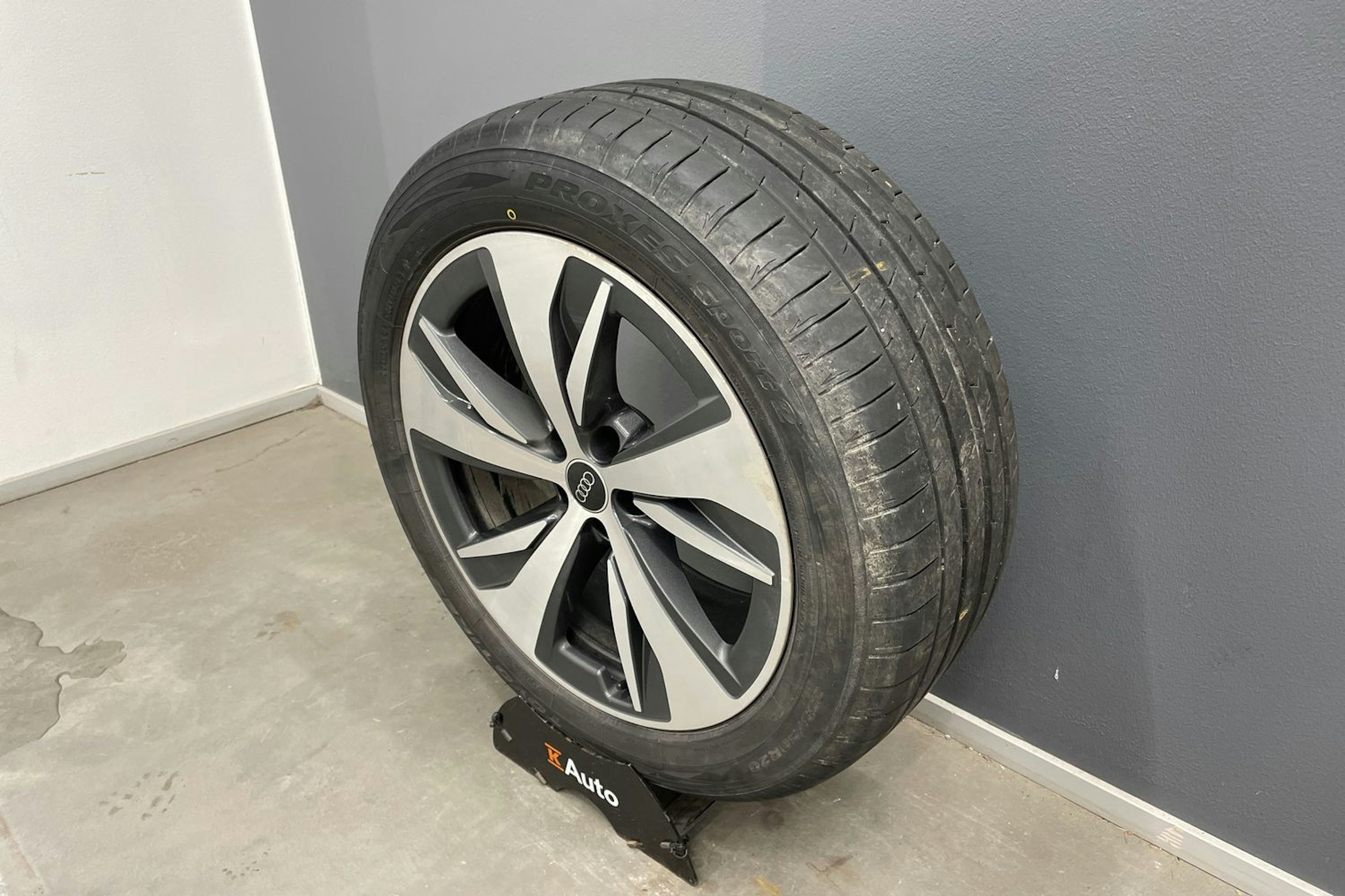 met. harmaa Audi Q8 e-tron 2024 kuva 14.