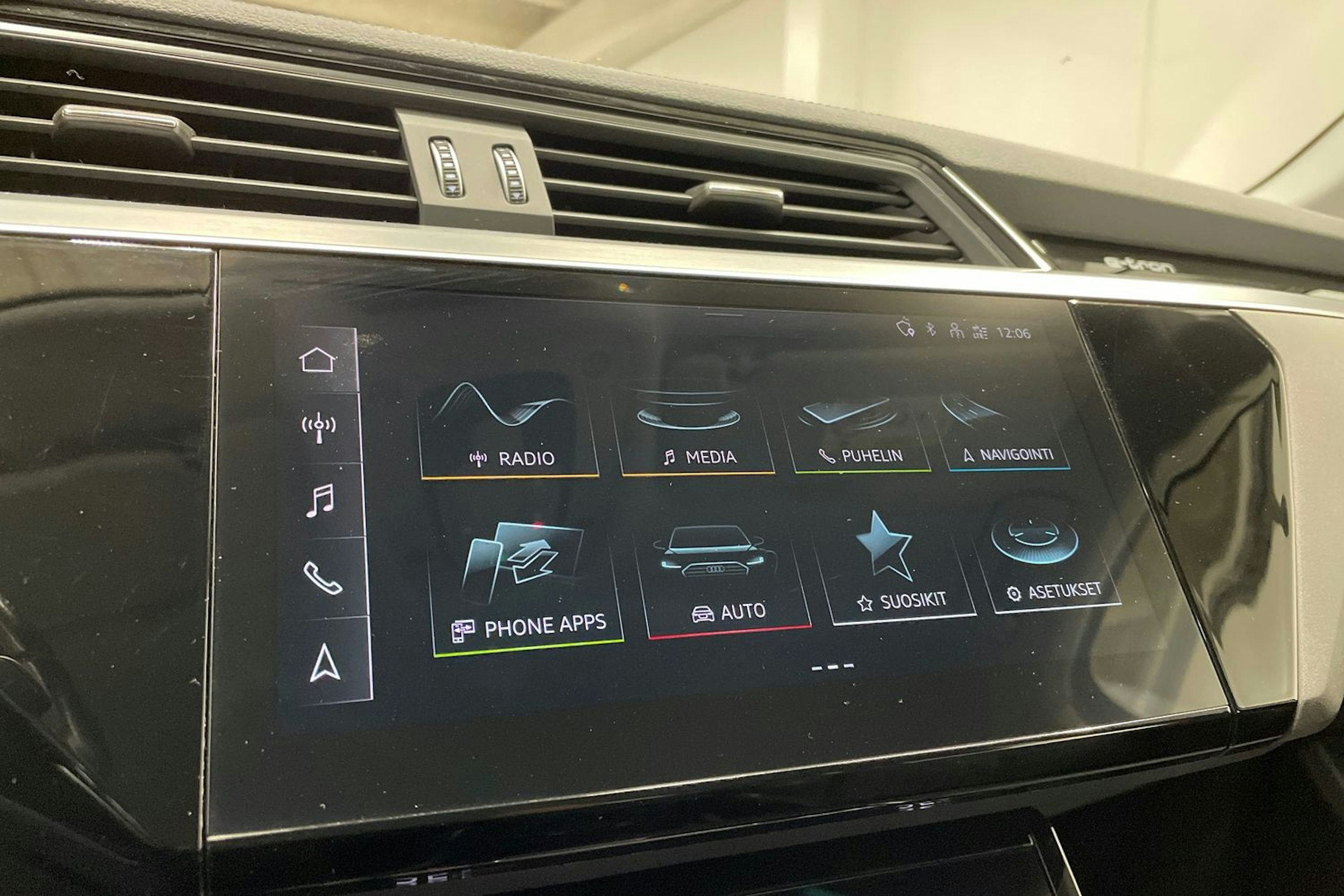 met. harmaa Audi Q8 e-tron 2024 kuva 17.