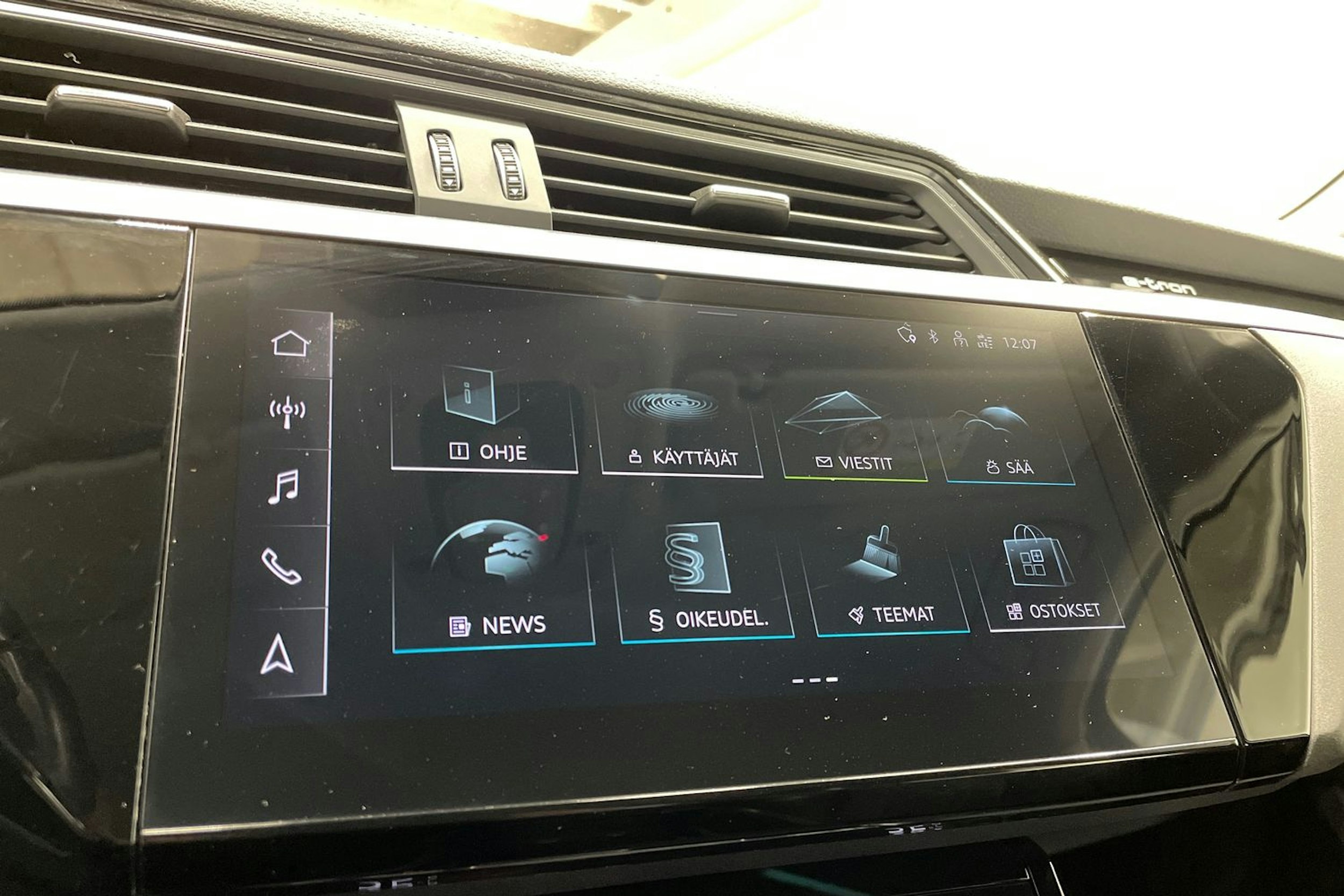 met. harmaa Audi Q8 e-tron 2024 kuva 18.