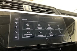 met. harmaa Audi Q8 e-tron 2024 kuva 19.