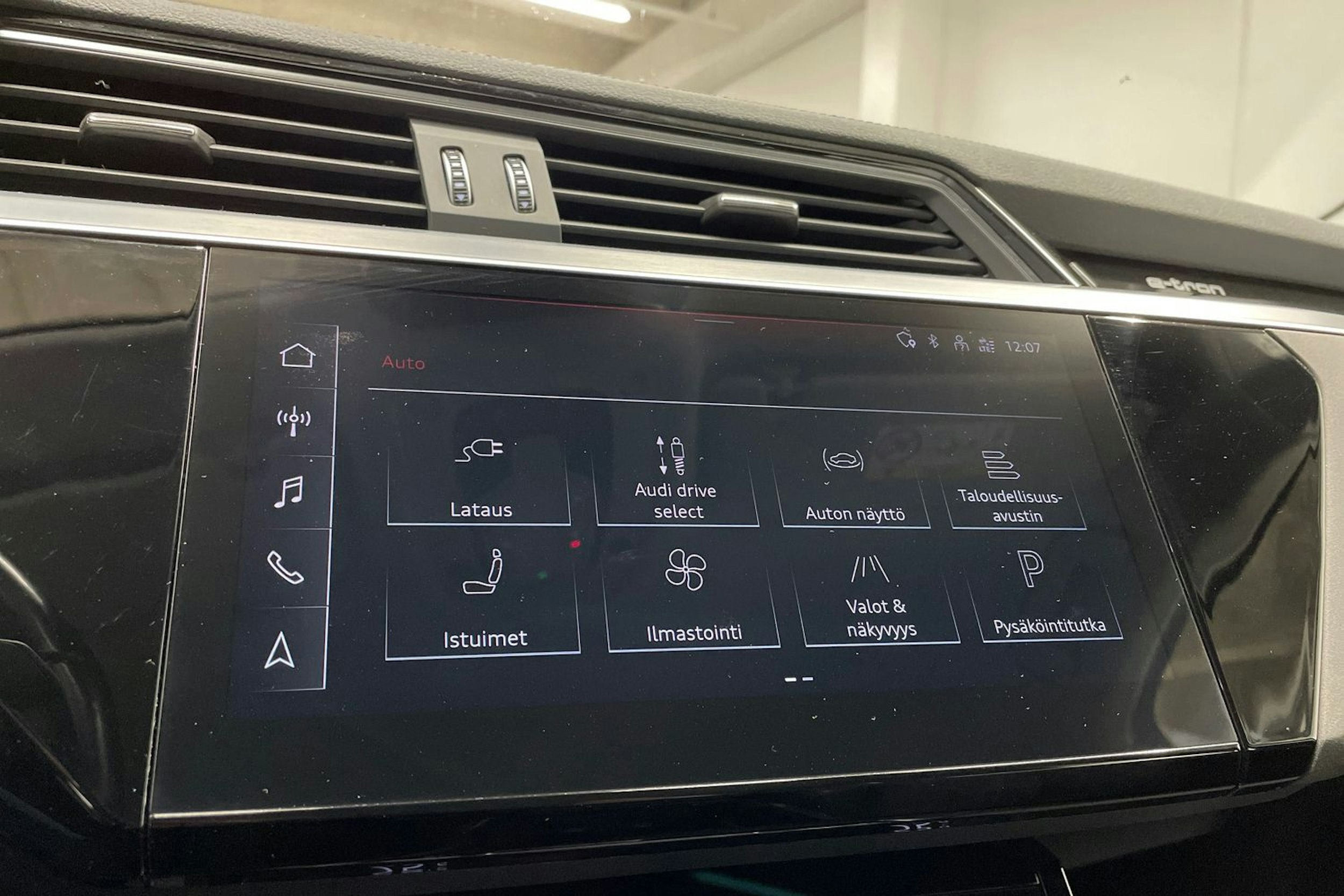 met. harmaa Audi Q8 e-tron 2024 kuva 21.