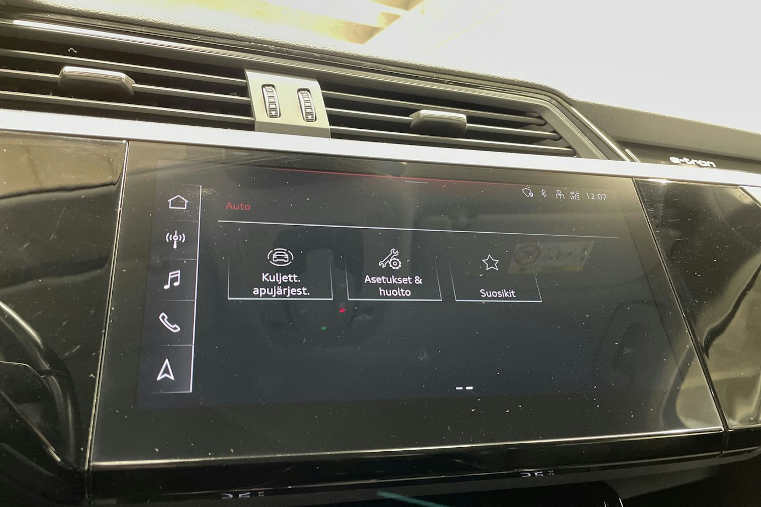 met. harmaa Audi Q8 e-tron 2024 kuva 22.