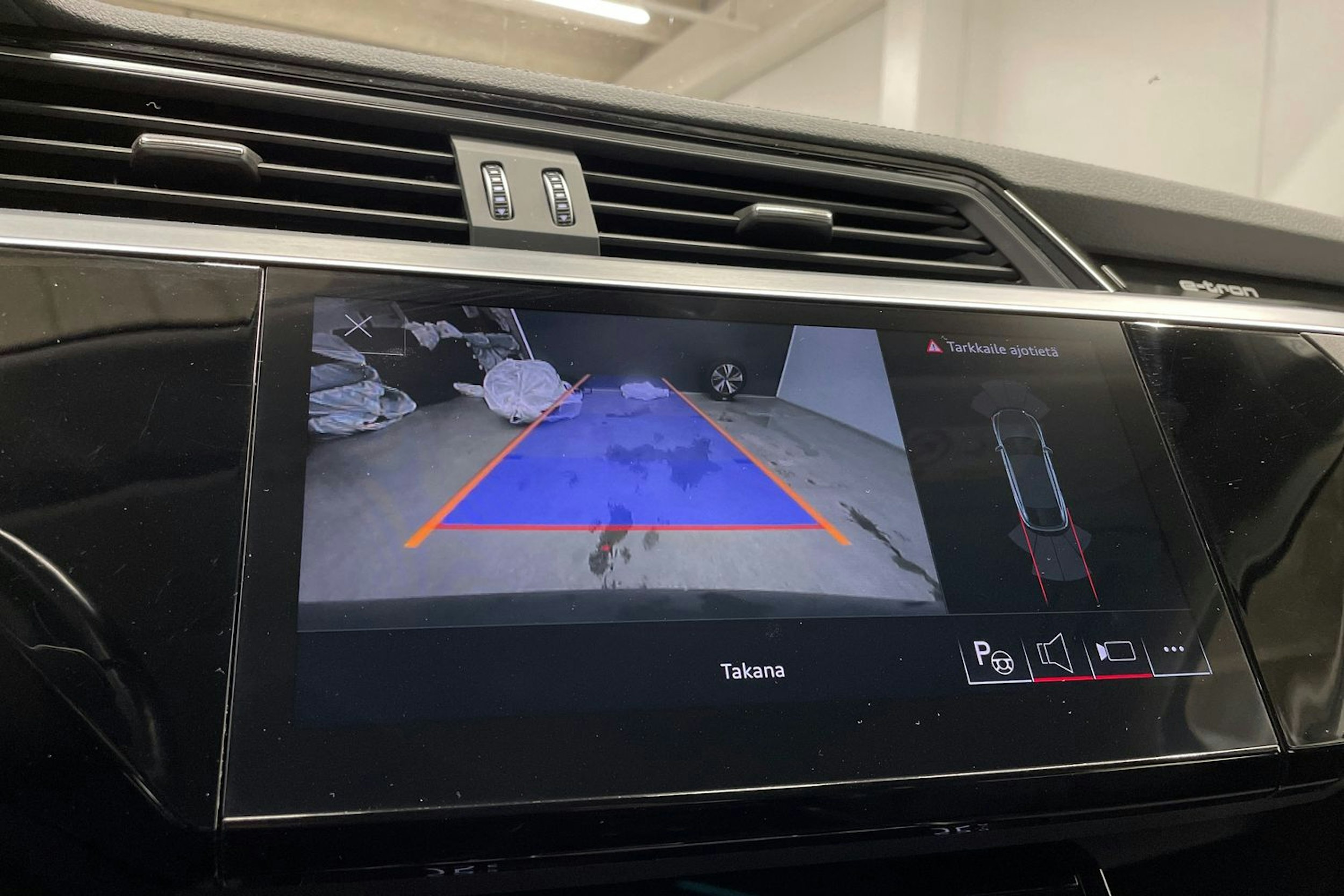 met. harmaa Audi Q8 e-tron 2024 kuva 23.