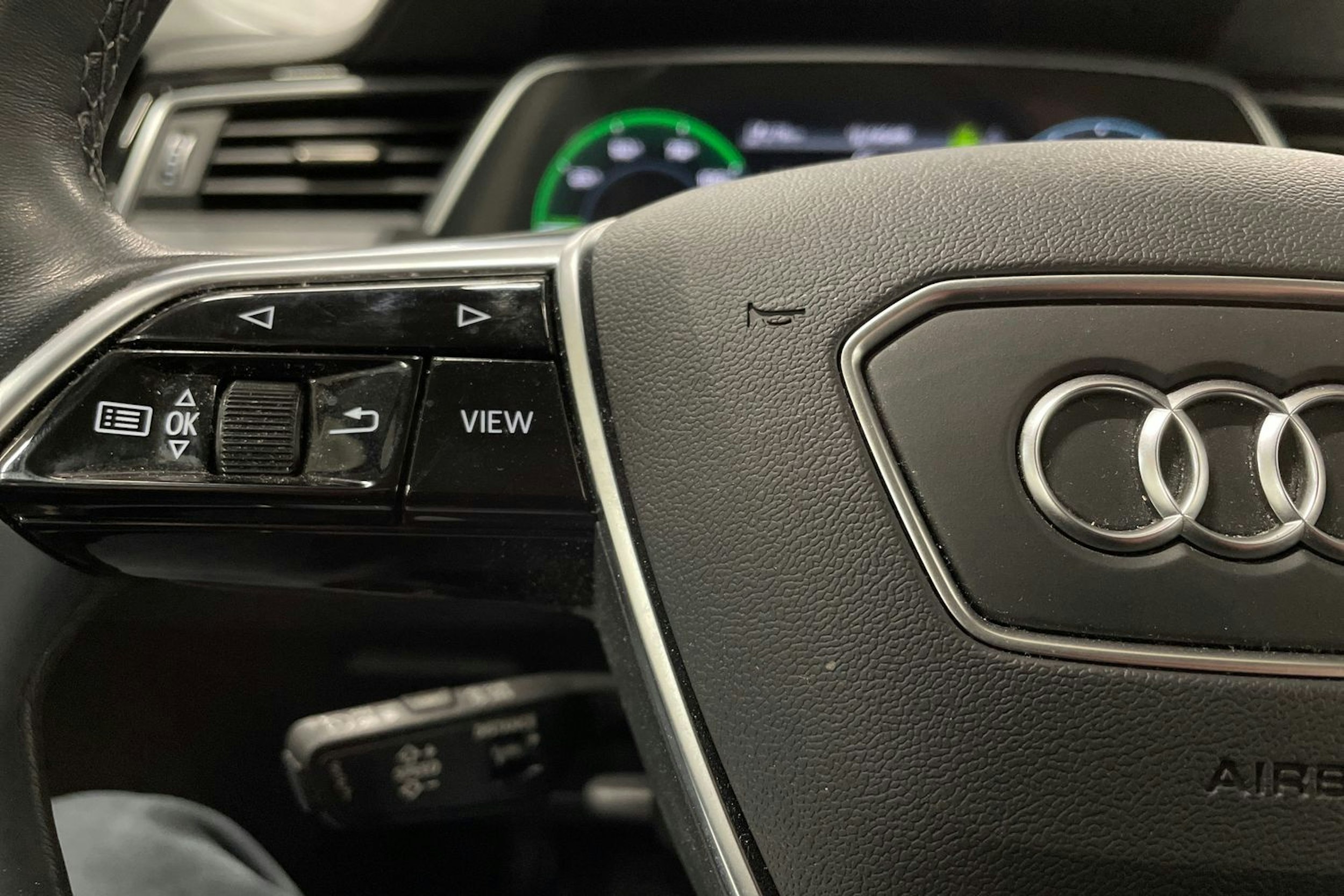 met. harmaa Audi Q8 e-tron 2024 kuva 27.