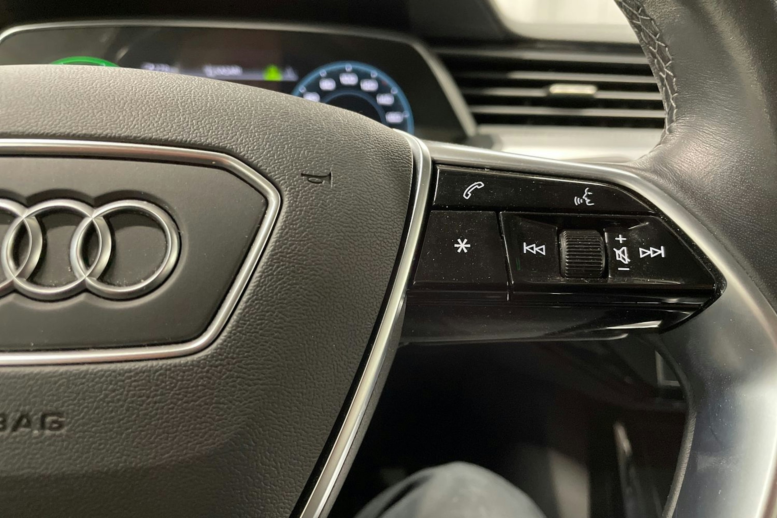 met. harmaa Audi Q8 e-tron 2024 kuva 28.