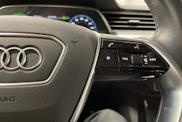 met. harmaa Audi Q8 e-tron 2024 kuva 28.