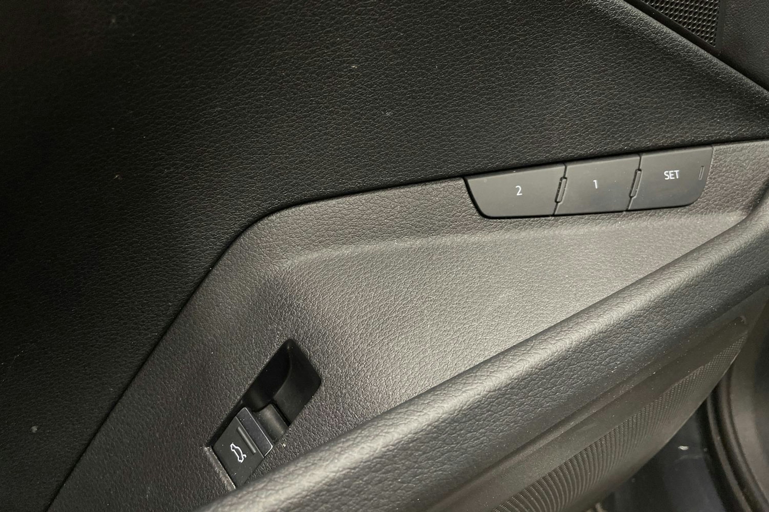 met. harmaa Audi Q8 e-tron 2024 kuva 29.