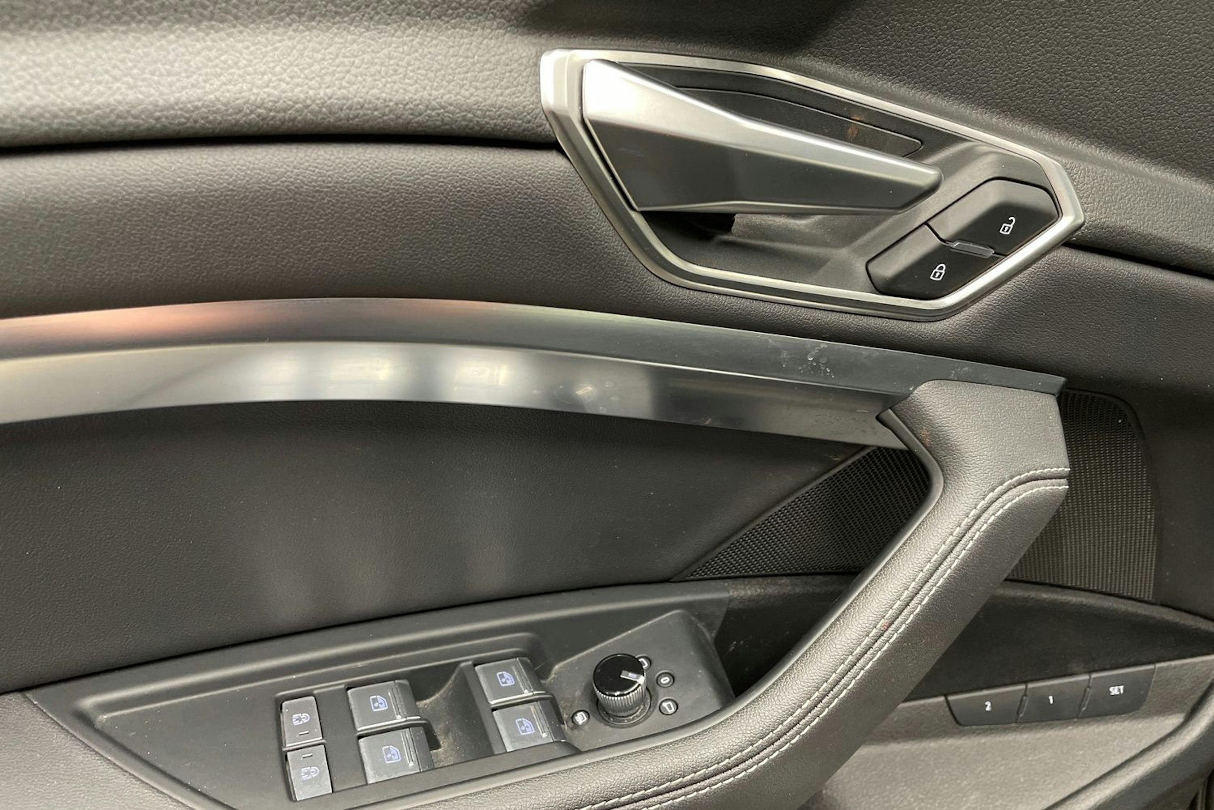 met. harmaa Audi Q8 e-tron 2024 kuva 30.