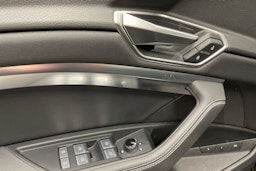 met. harmaa Audi Q8 e-tron 2024 kuva 30.