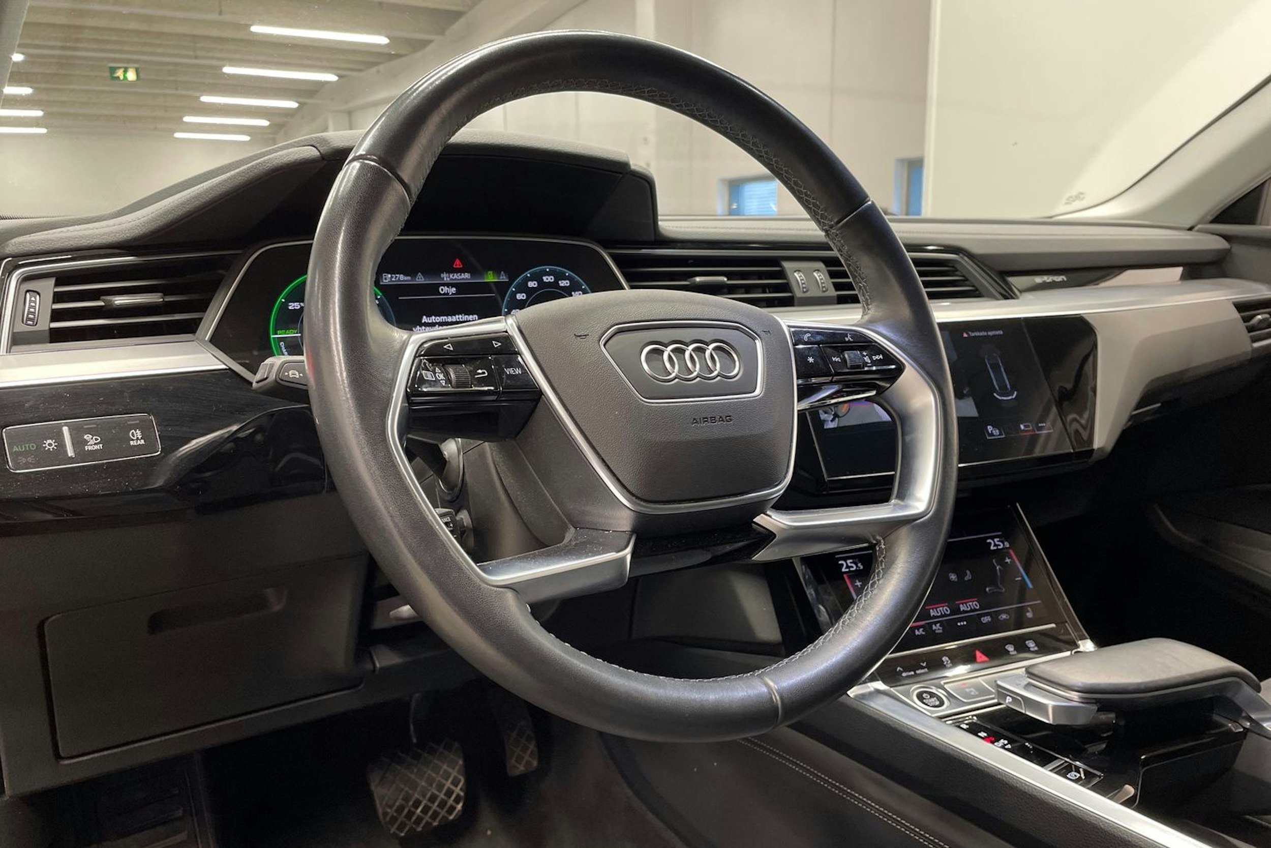 met. harmaa Audi Q8 e-tron 2024 kuva 32.