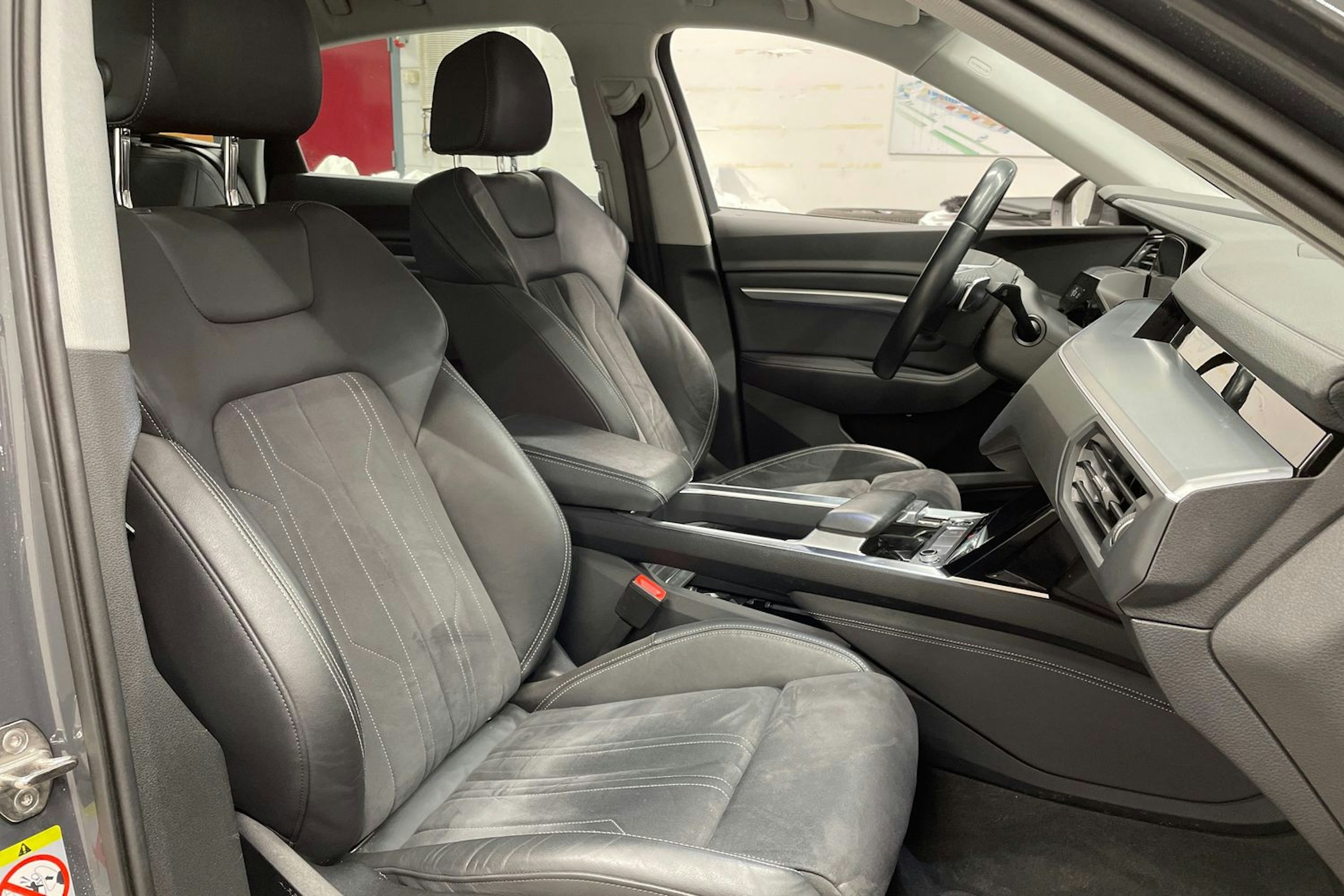 met. harmaa Audi Q8 e-tron 2024 kuva 33.