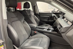 met. harmaa Audi Q8 e-tron 2024 kuva 33.