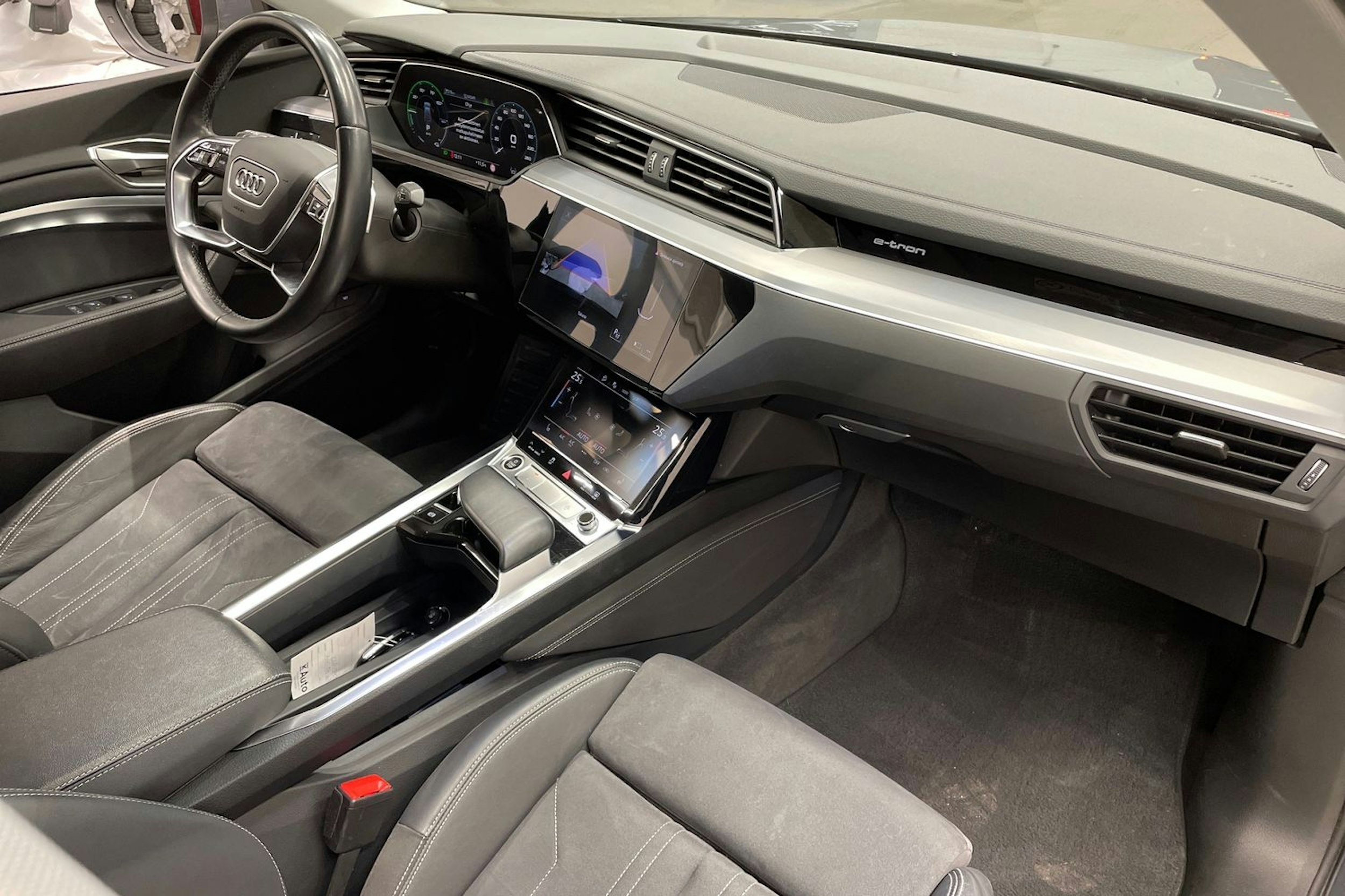 met. harmaa Audi Q8 e-tron 2024 kuva 34.