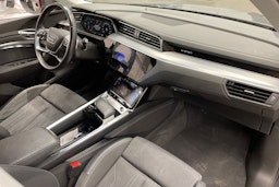 met. harmaa Audi Q8 e-tron 2024 kuva 34.