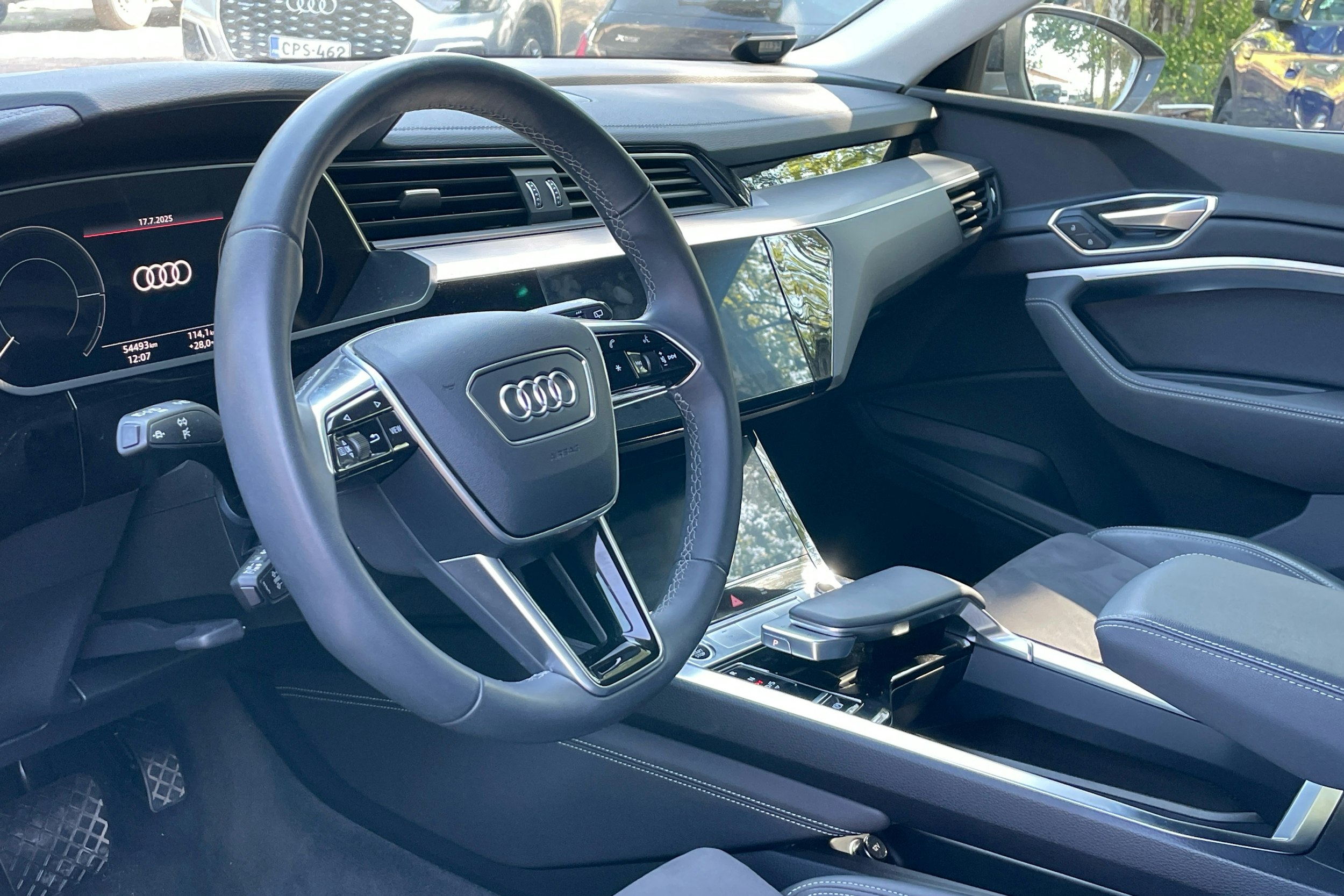 harmaa Audi Q8 e-tron 2024 kuva 3.