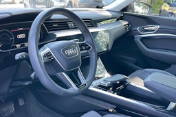 harmaa Audi Q8 e-tron 2024 kuva 3.