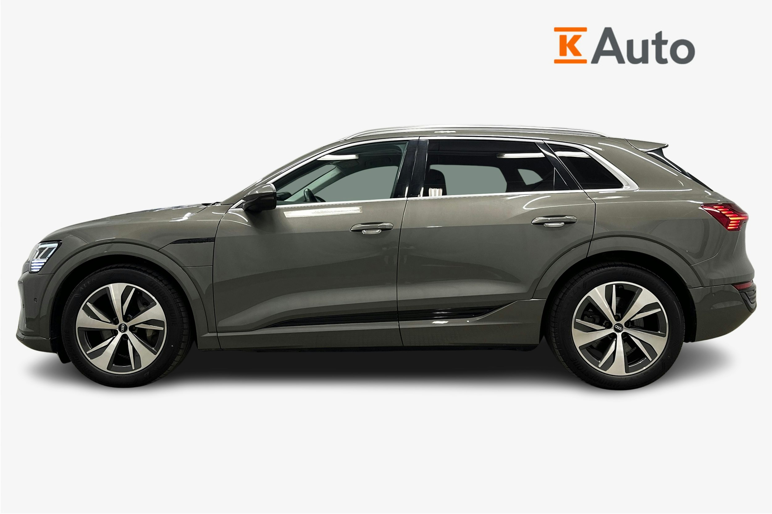 harmaa Audi Q8 e-tron 2024 kuva 6.