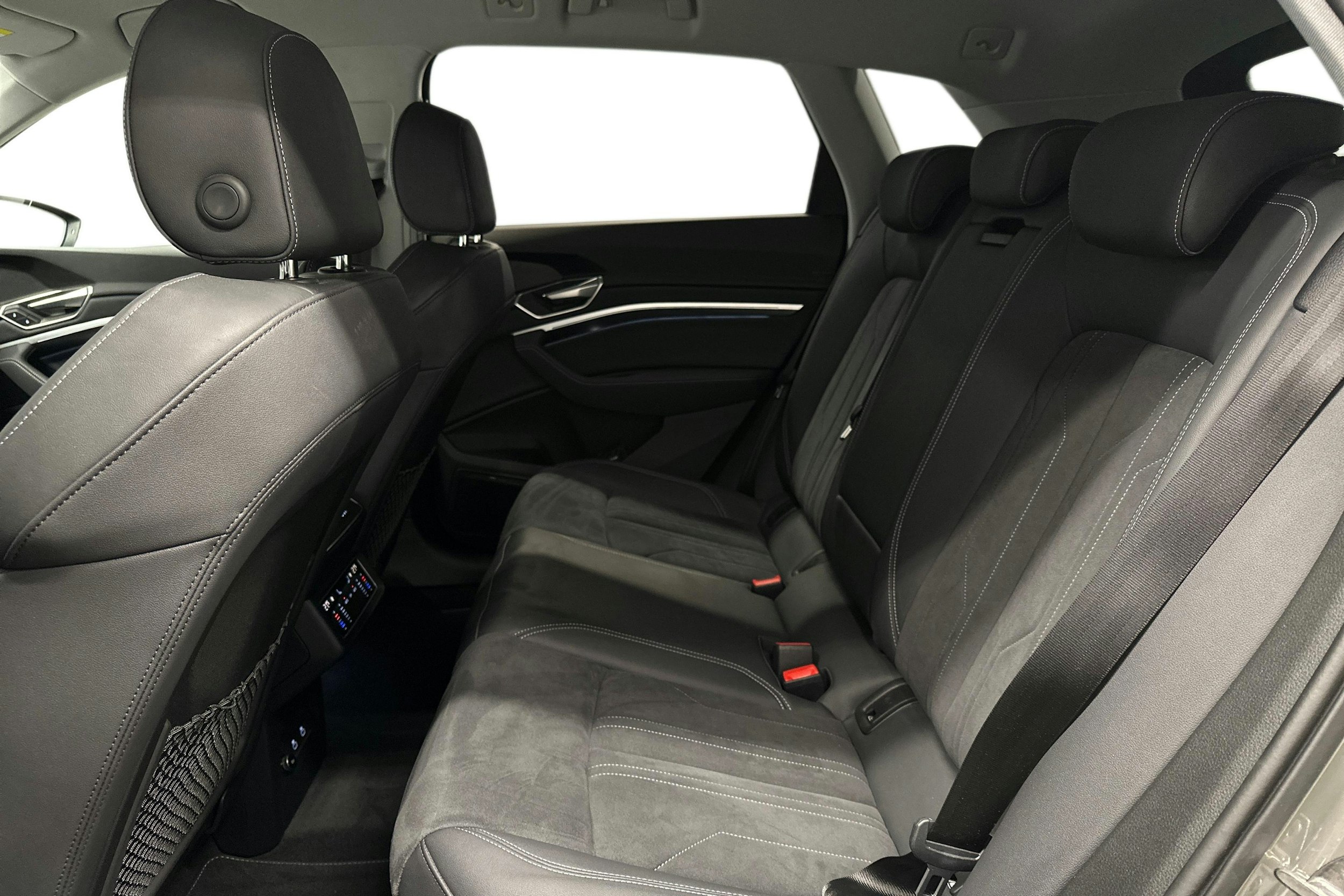 harmaa Audi Q8 e-tron 2024 kuva 10.