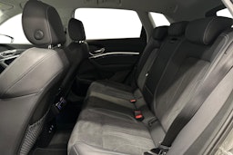 harmaa Audi Q8 e-tron 2024 kuva 10.