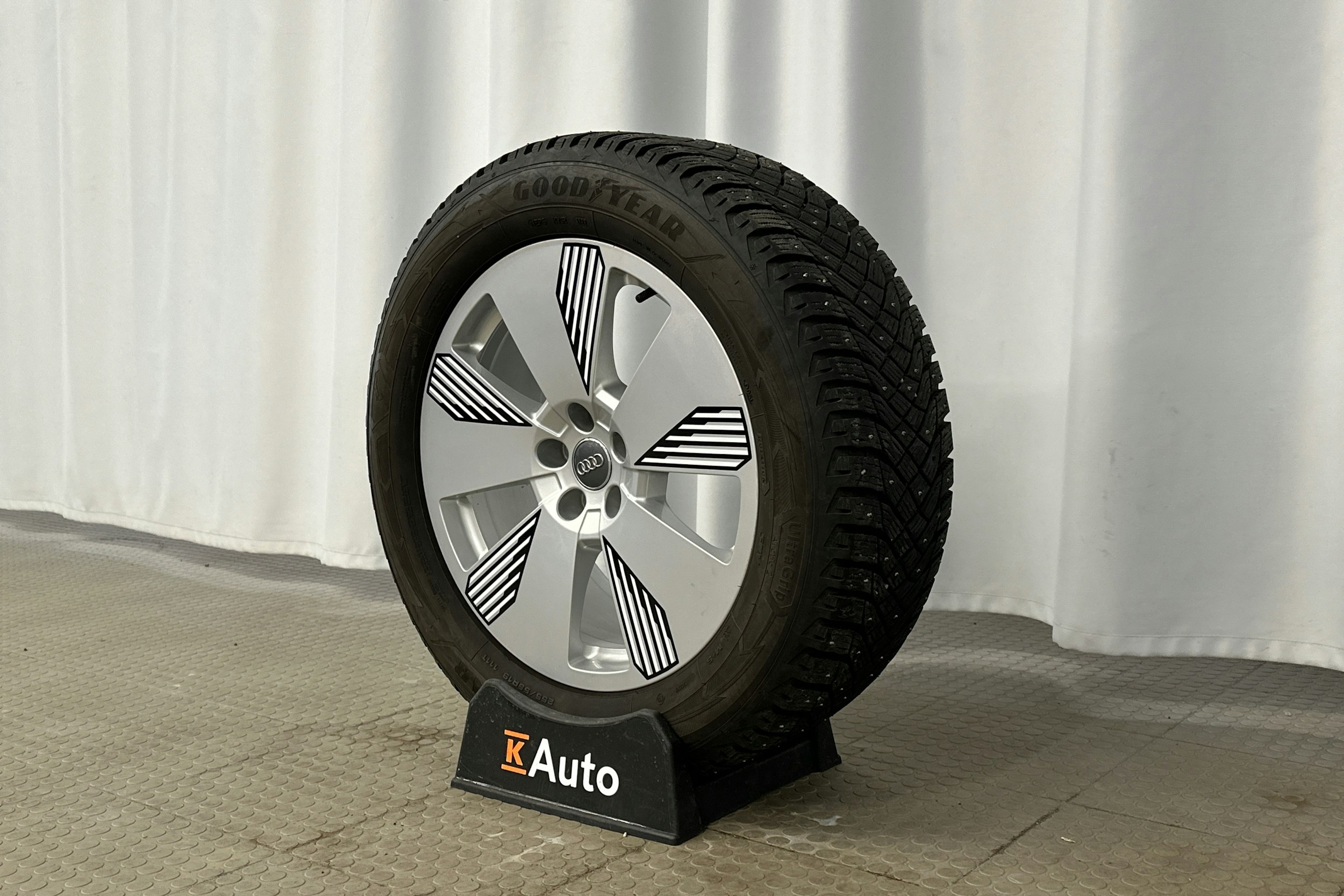 harmaa Audi Q8 e-tron 2024 kuva 13.