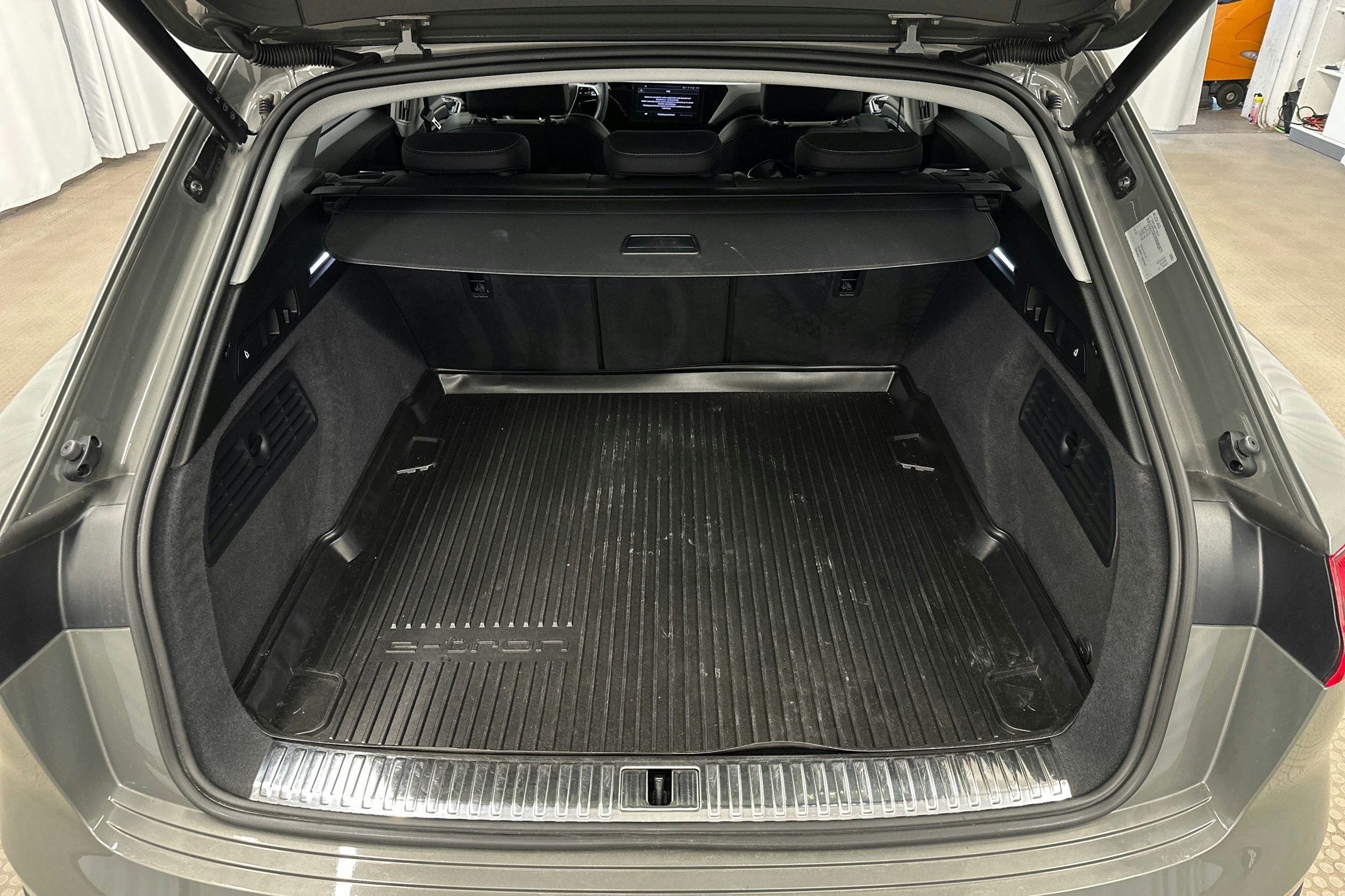 harmaa Audi Q8 e-tron 2024 kuva 14.