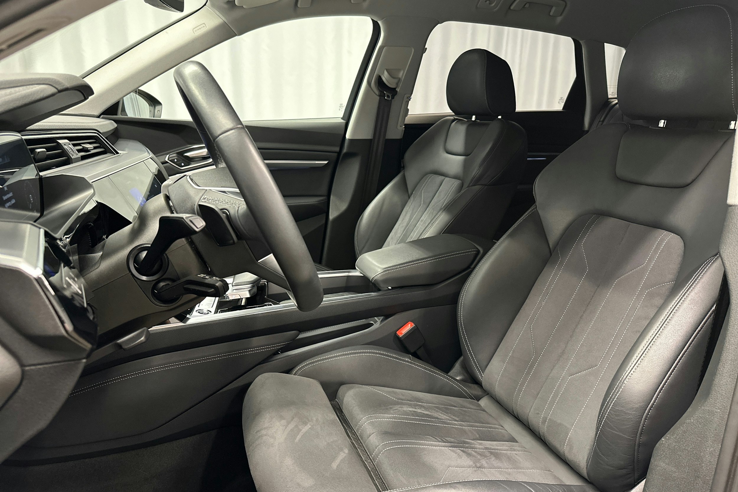 harmaa Audi Q8 e-tron 2024 kuva 17.