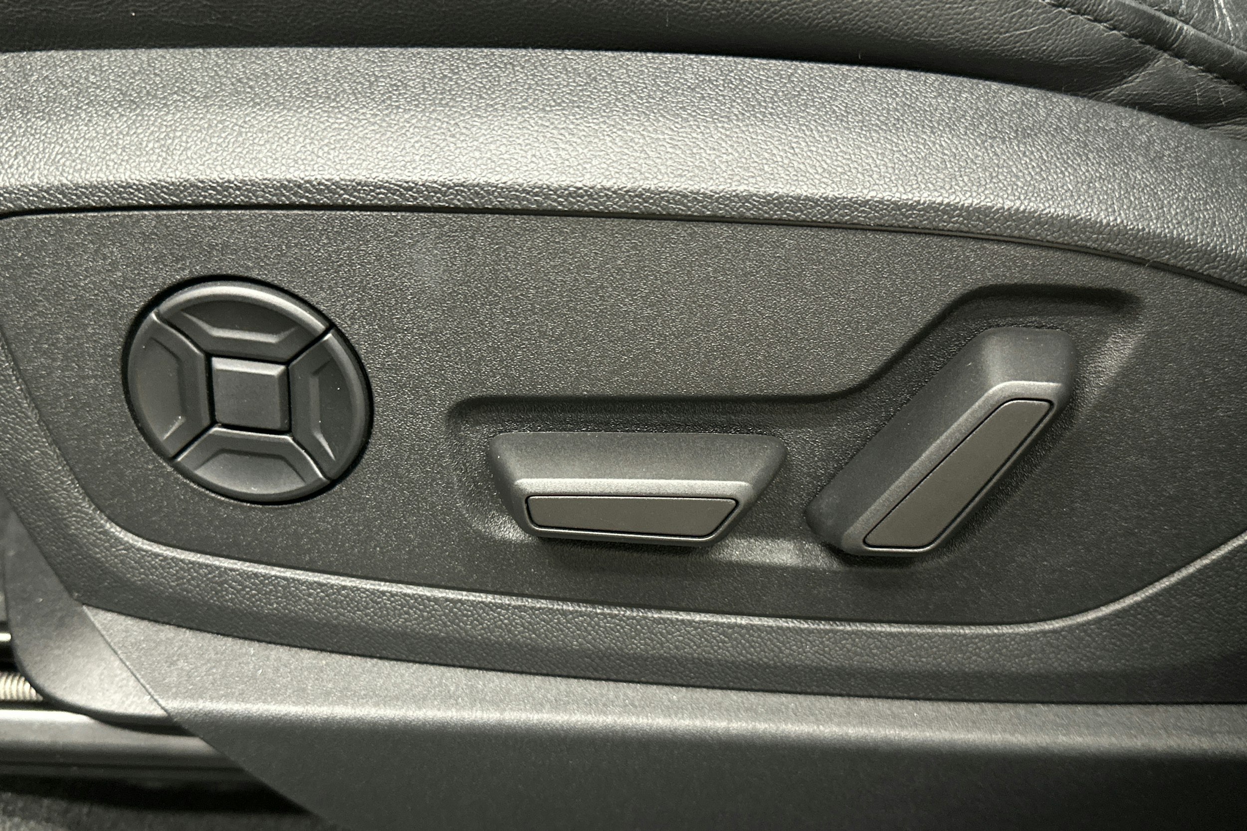 harmaa Audi Q8 e-tron 2024 kuva 18.