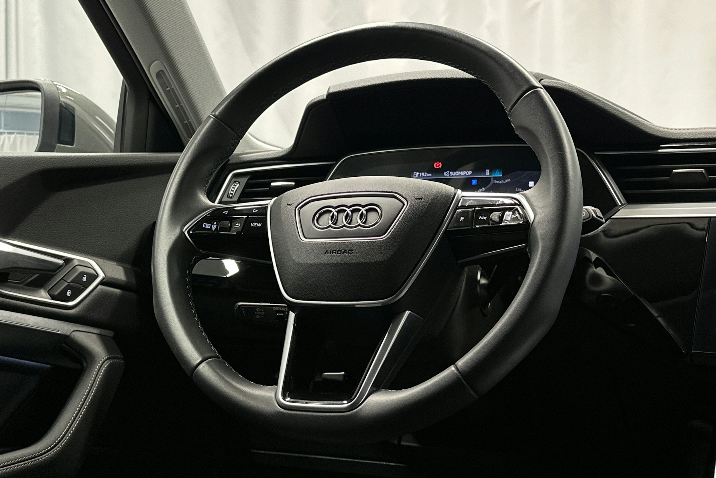 harmaa Audi Q8 e-tron 2024 kuva 20.