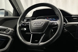 harmaa Audi Q8 e-tron 2024 kuva 20.
