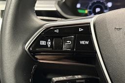 harmaa Audi Q8 e-tron 2024 kuva 22.