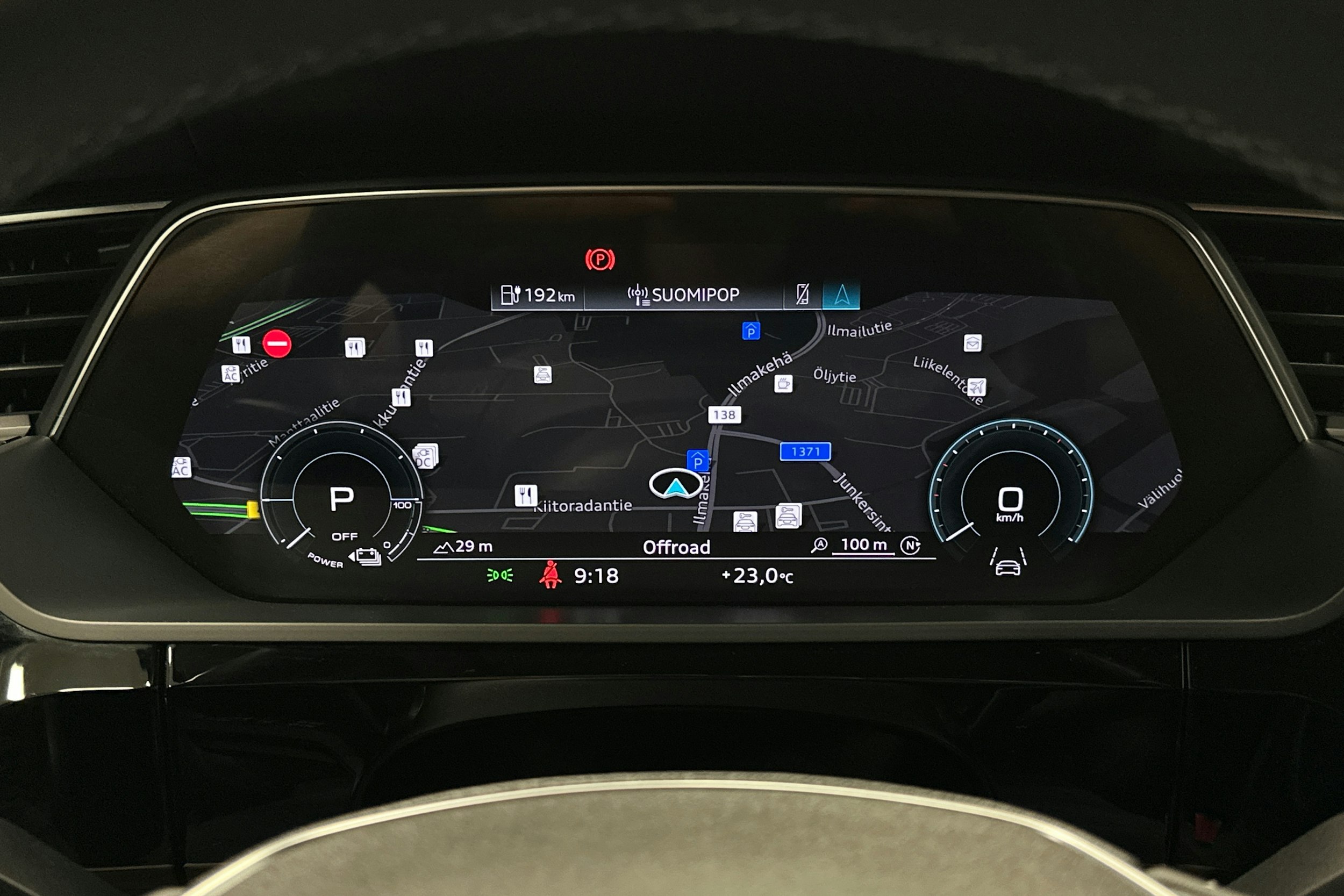 harmaa Audi Q8 e-tron 2024 kuva 24.