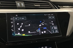harmaa Audi Q8 e-tron 2024 kuva 27.