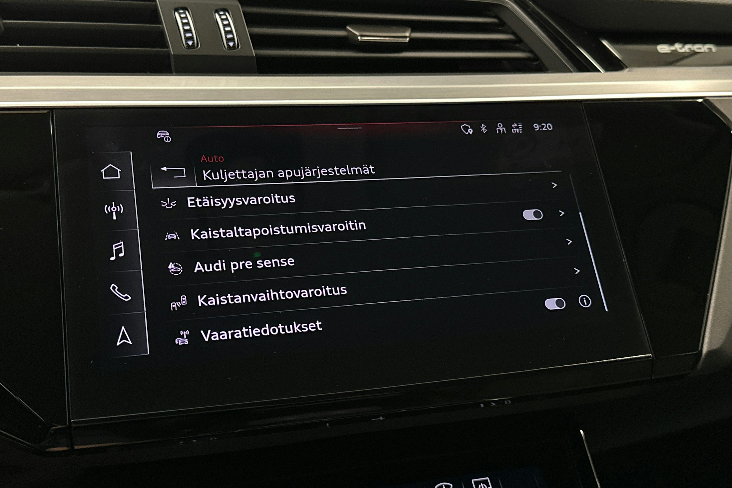 harmaa Audi Q8 e-tron 2024 kuva 32.
