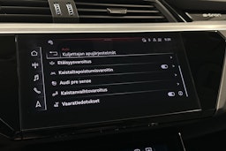 harmaa Audi Q8 e-tron 2024 kuva 32.