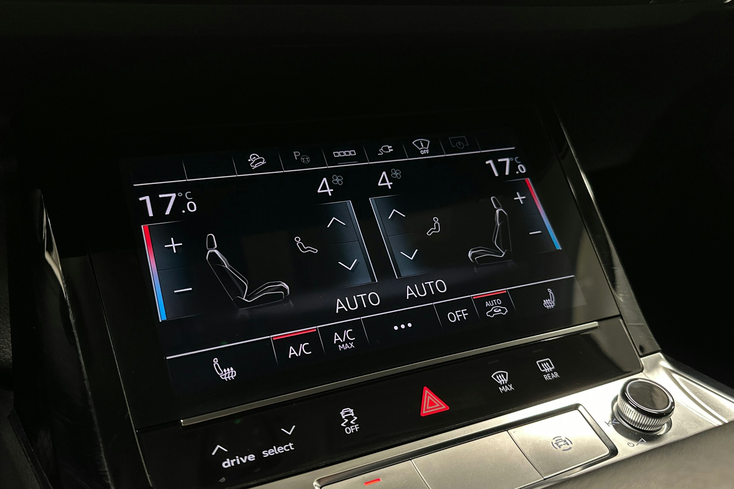 harmaa Audi Q8 e-tron 2024 kuva 34.