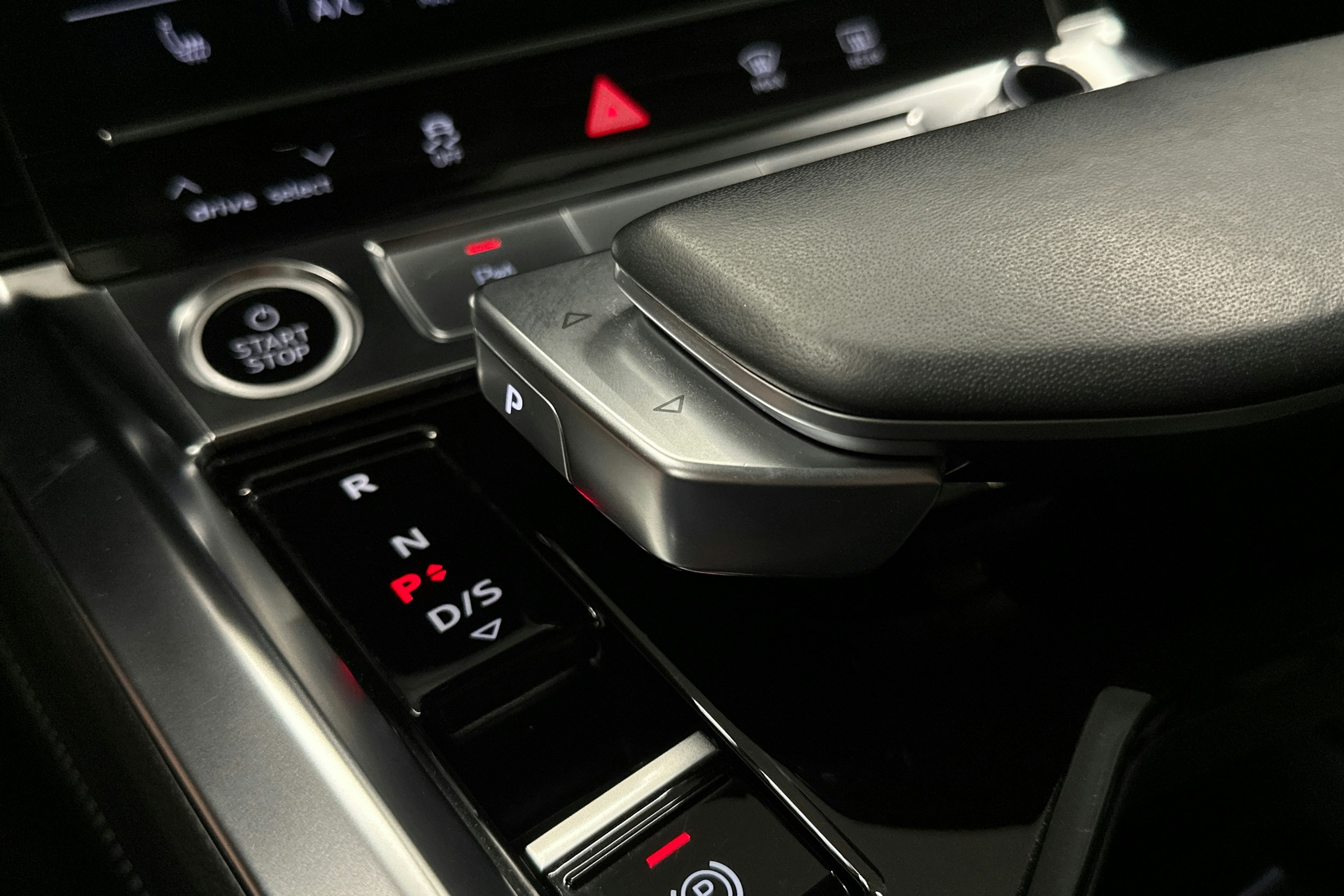 harmaa Audi Q8 e-tron 2024 kuva 35.