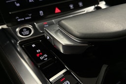 harmaa Audi Q8 e-tron 2024 kuva 35.