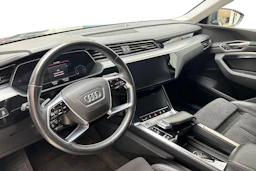 harmaa Audi Q8 e-tron 2024 kuva 8.
