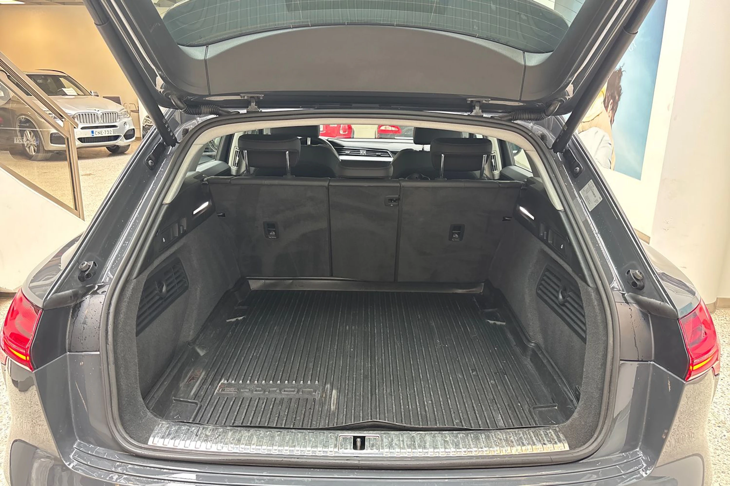 harmaa Audi Q8 e-tron 2024 kuva 16.
