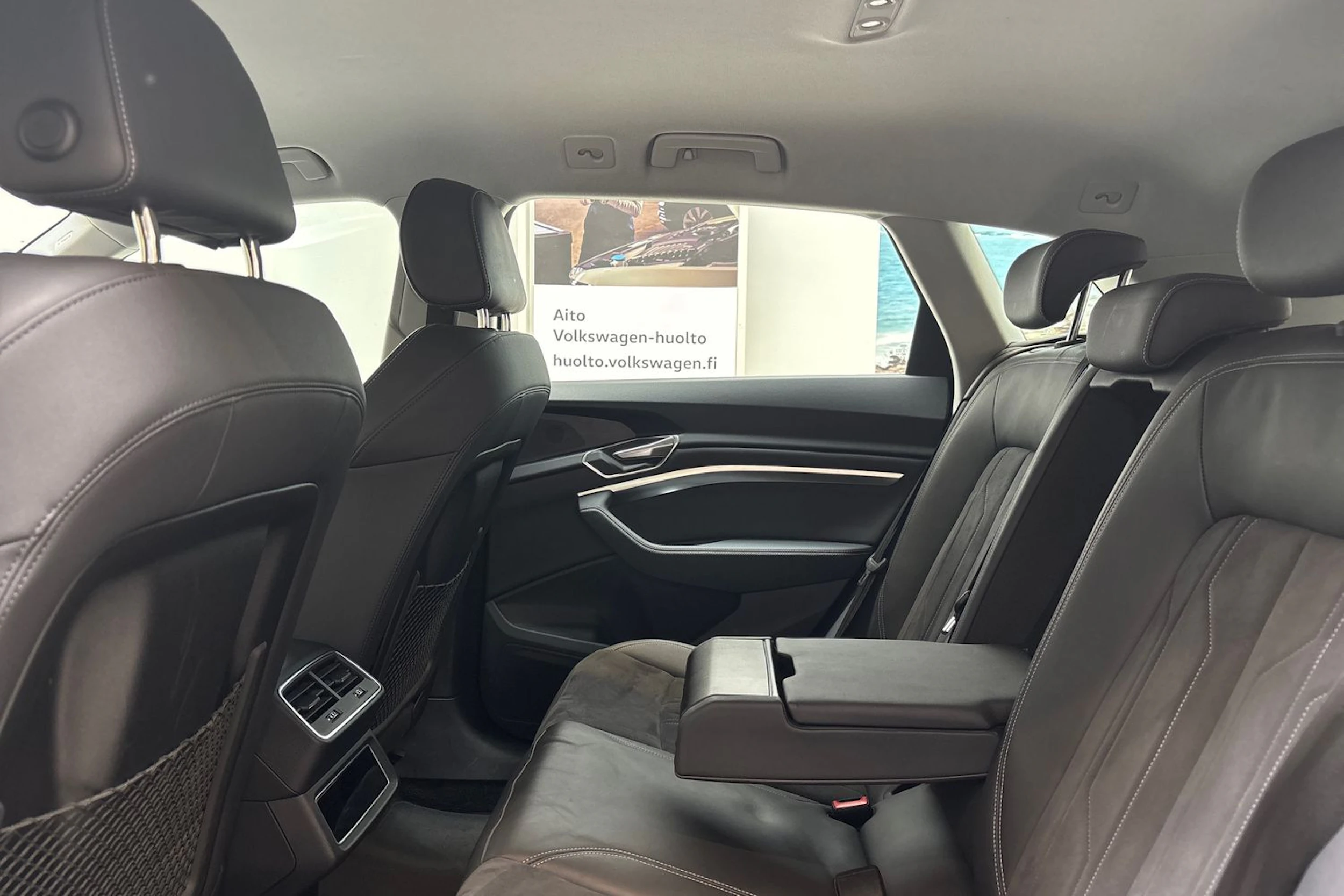 harmaa Audi Q8 e-tron 2024 kuva 18.