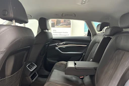 harmaa Audi Q8 e-tron 2024 kuva 18.