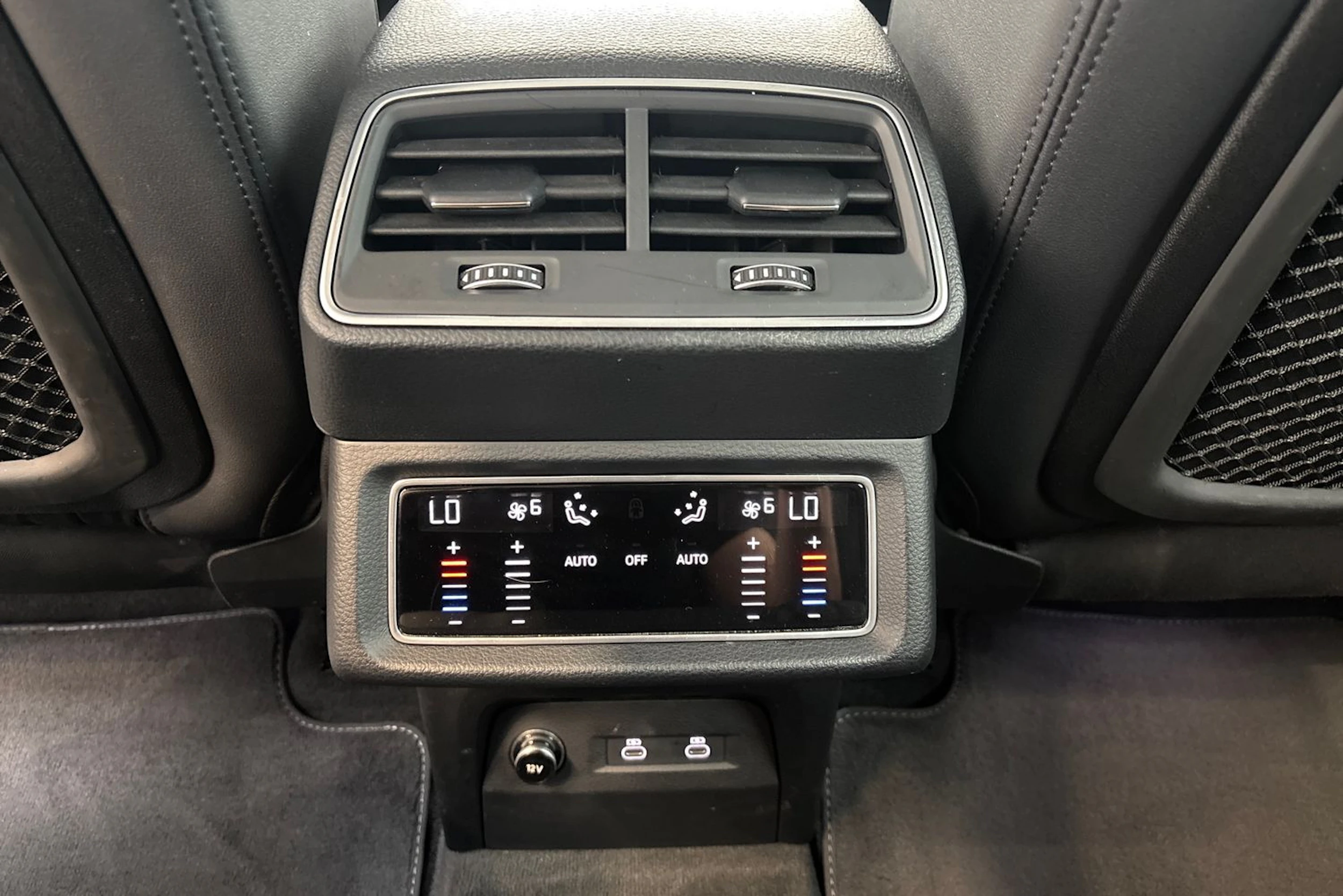 harmaa Audi Q8 e-tron 2024 kuva 19.