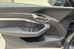 harmaa Audi Q8 e-tron 2024 kuva 20.