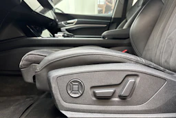 harmaa Audi Q8 e-tron 2024 kuva 21.