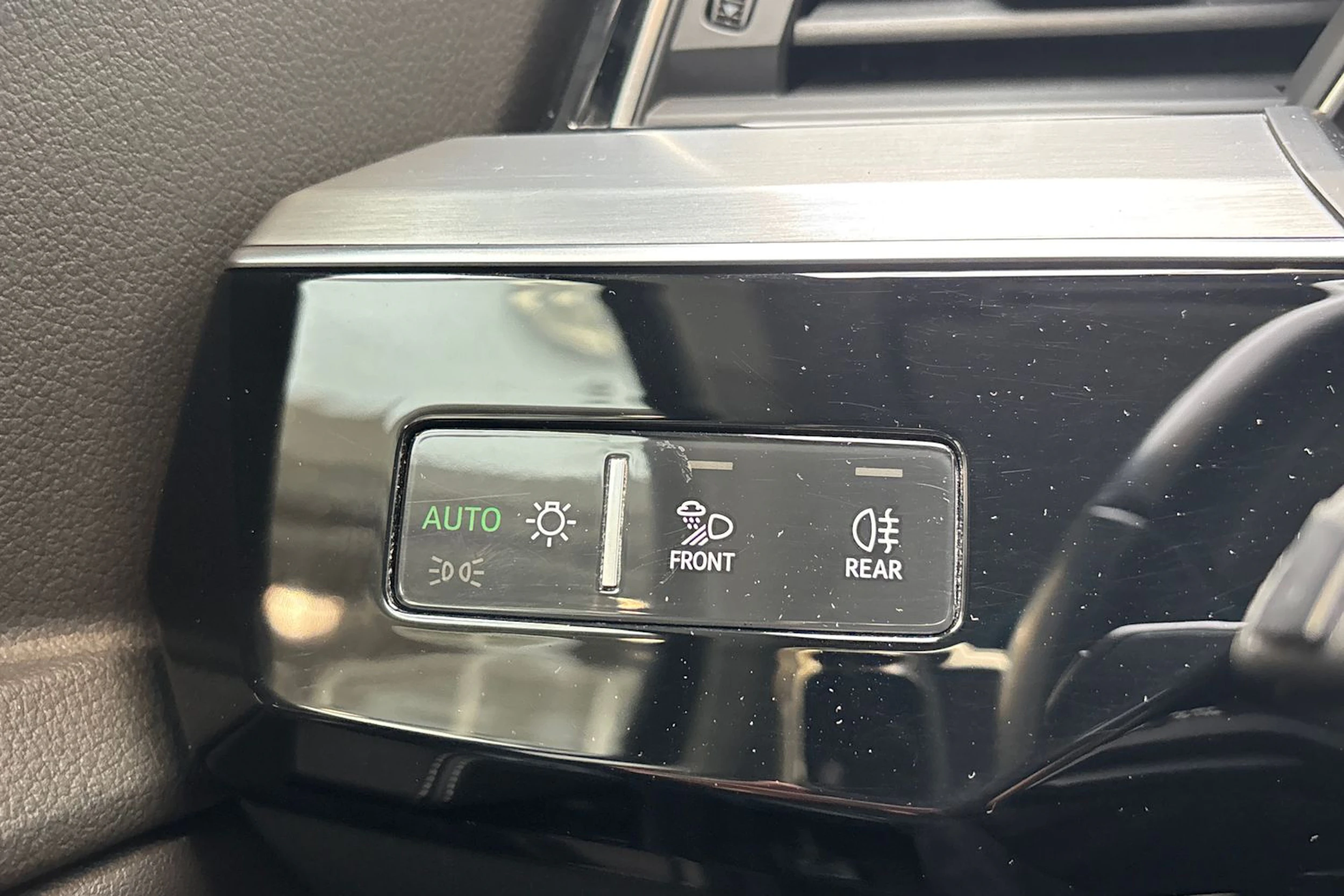 harmaa Audi Q8 e-tron 2024 kuva 22.