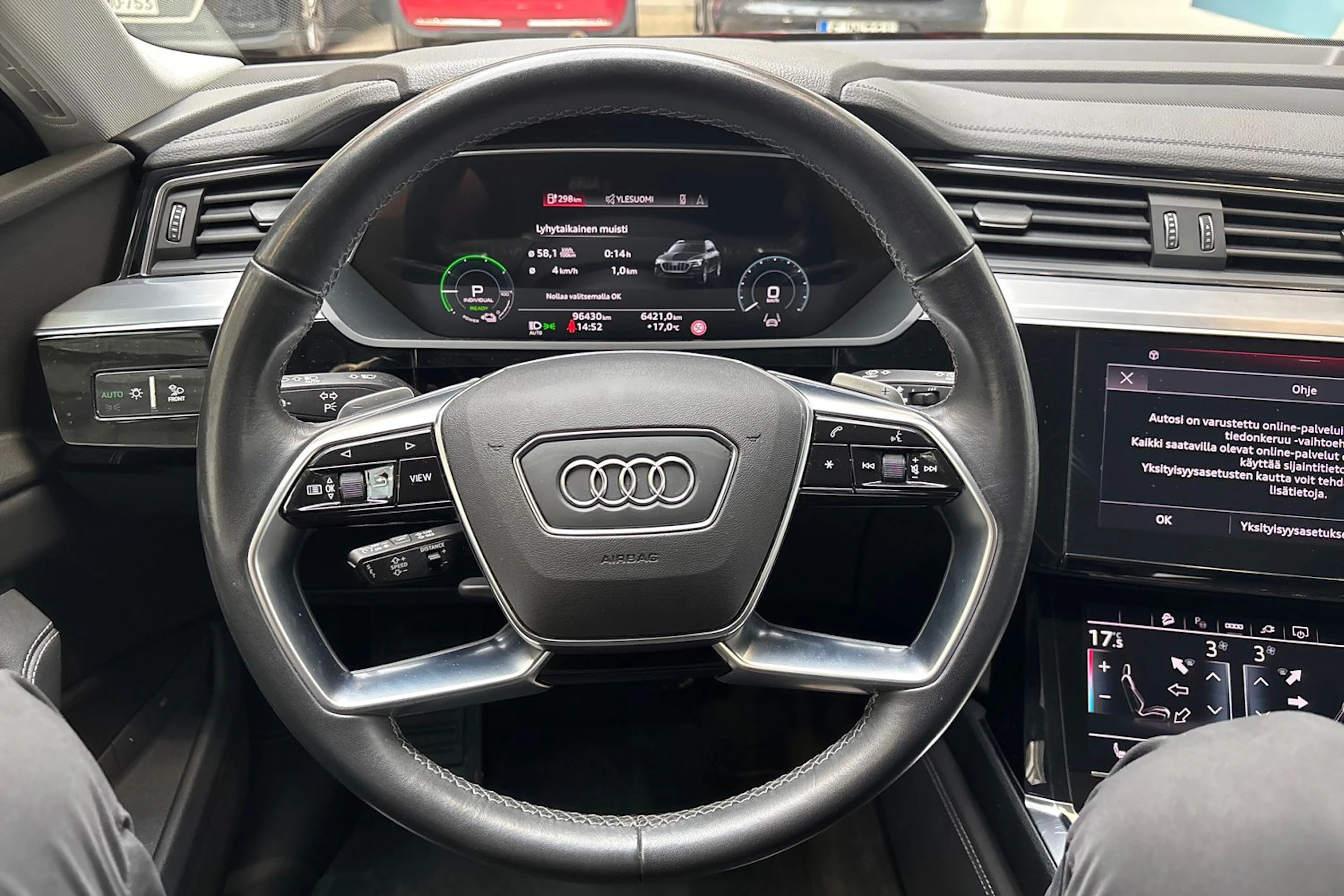 harmaa Audi Q8 e-tron 2024 kuva 23.